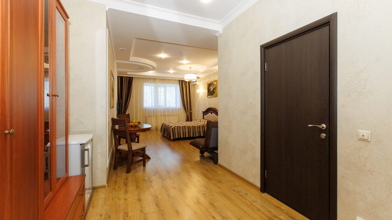 Полулюкс, Гостиница Лазурный берег