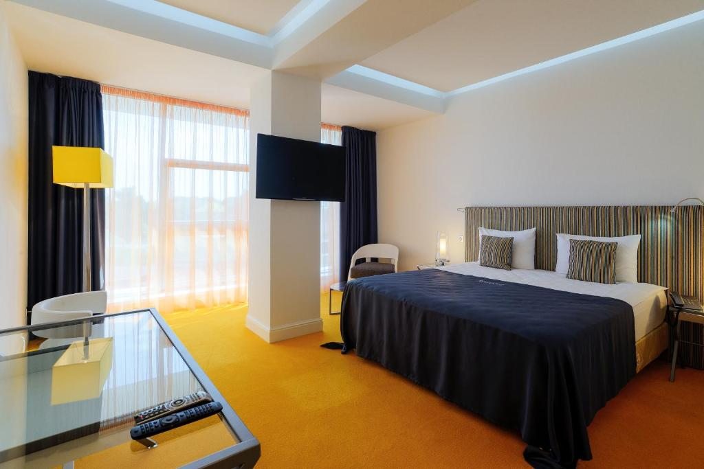 Двухместный (Улучшенный двухместный номер с 1 кроватью или 2 отдельными кроватями) отеля Адриано, Адлер