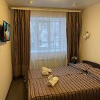 в номере  двуспальная кровать  (в одной комнате) и 2 дивана (в другой комнате) при размещении  более 2 человек дополнительное место 550 рублей