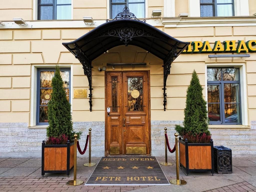 Главный вход Петр отеля 4*, Санкт-Петербург. Петр Отель