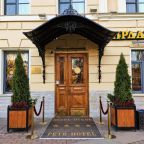 Главный вход Петр отеля 4*, Санкт-Петербург
