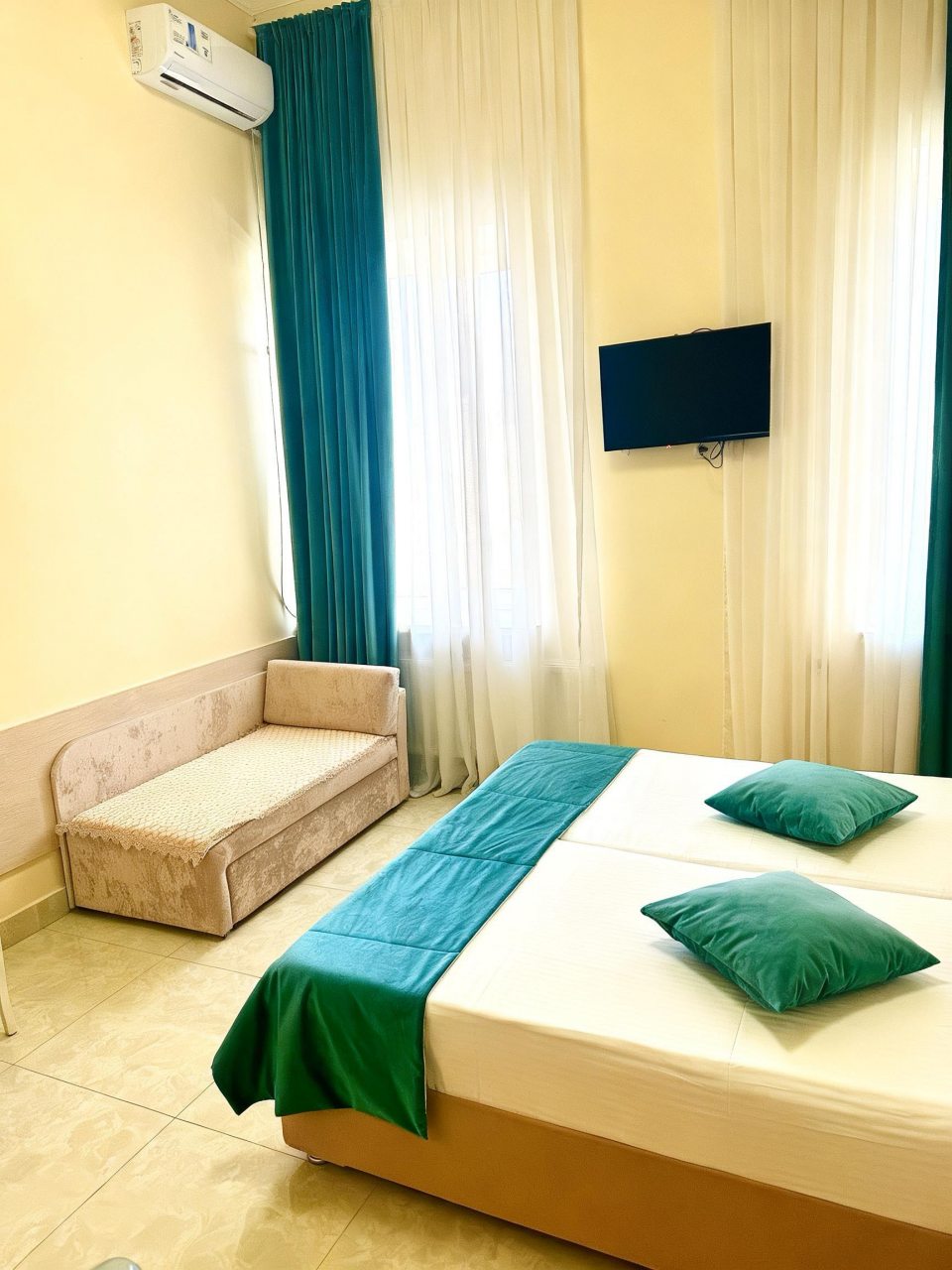 Уютные светлые номера с высокими потолками.