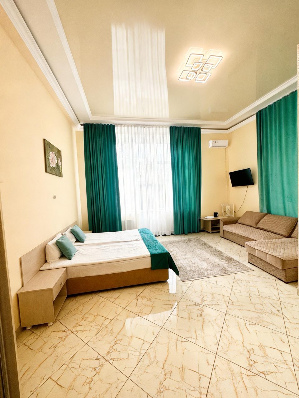 Большие светлые номера с высокими потолками и теплым полом.