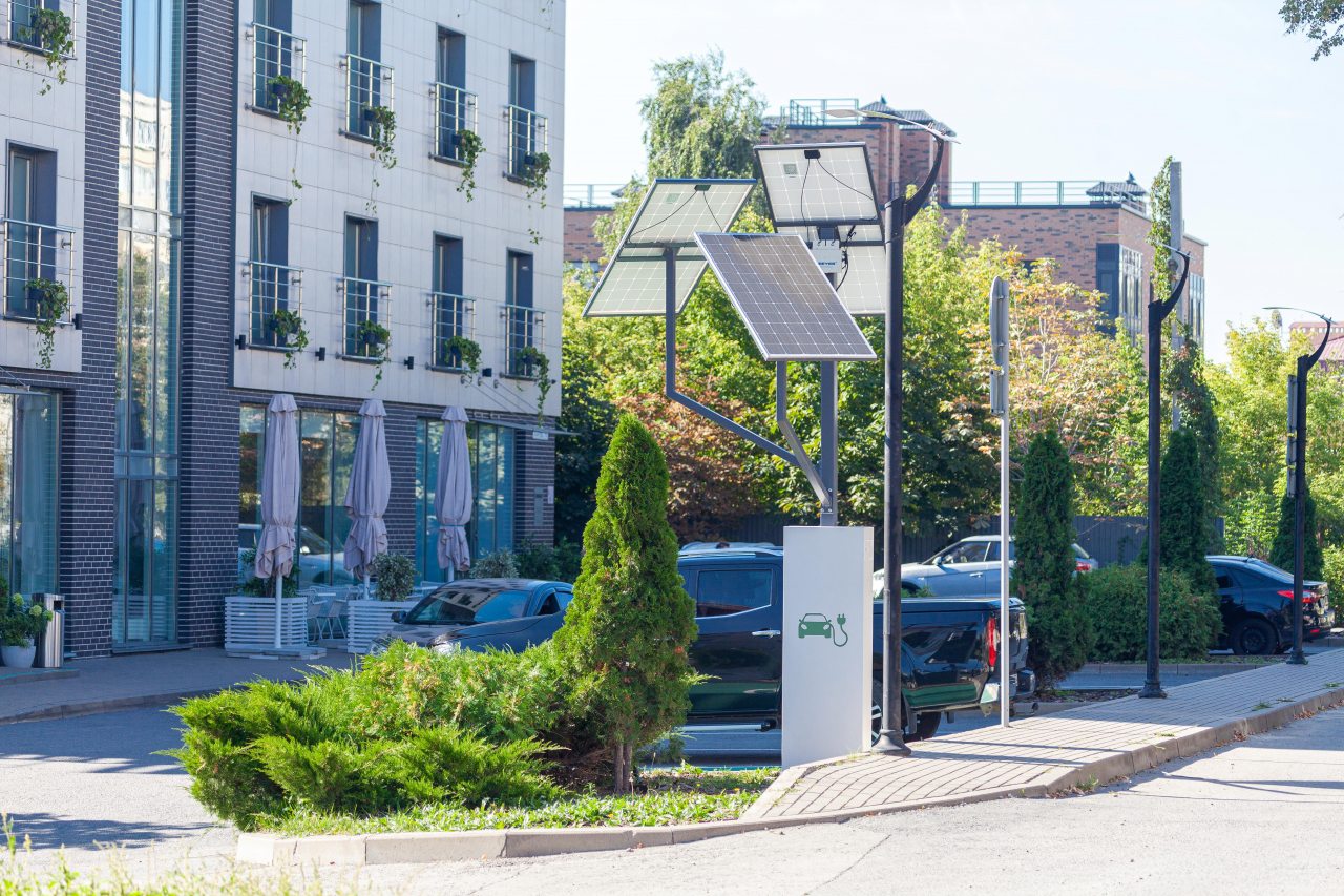 Парковка и станция зарядки для электромобилей, Ракурс Отель