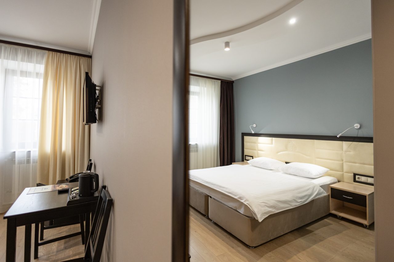 Двухместный (Стандарт 1 совместная кровать), Гостиница Тройка