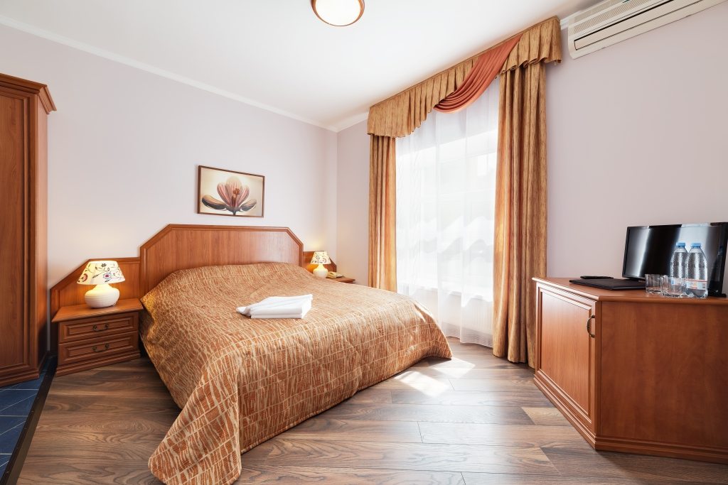 Двухместный (Стандарт, с одной большой кроватью) гостиницы Мон Плезир, Химки