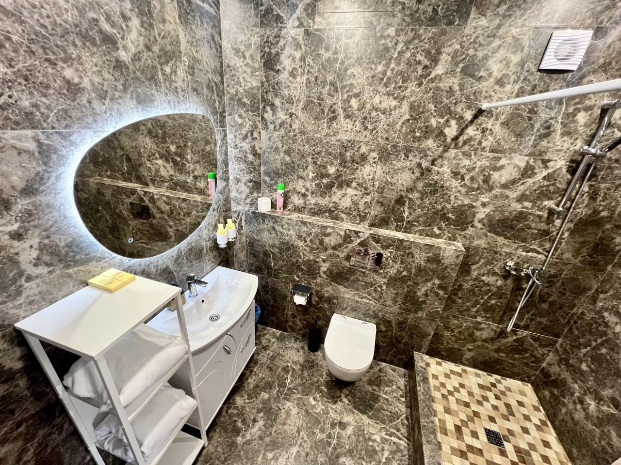 Полулюкс, Гостевой дом Мон Плезир