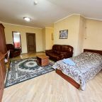 Семейный (Шестиместный с гостиной и 2-мя спальнями), Гостевой дом Мон Плезир