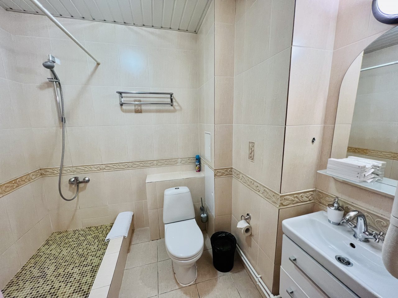 Семейный (Шестиместный с гостиной и 2-мя спальнями), Гостевой дом Мон Плезир