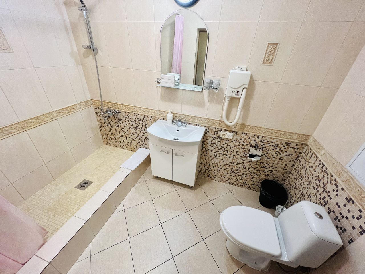 Семейный (Пятиместный с гостиной и 1-ой спальней), Гостевой дом Мон Плезир