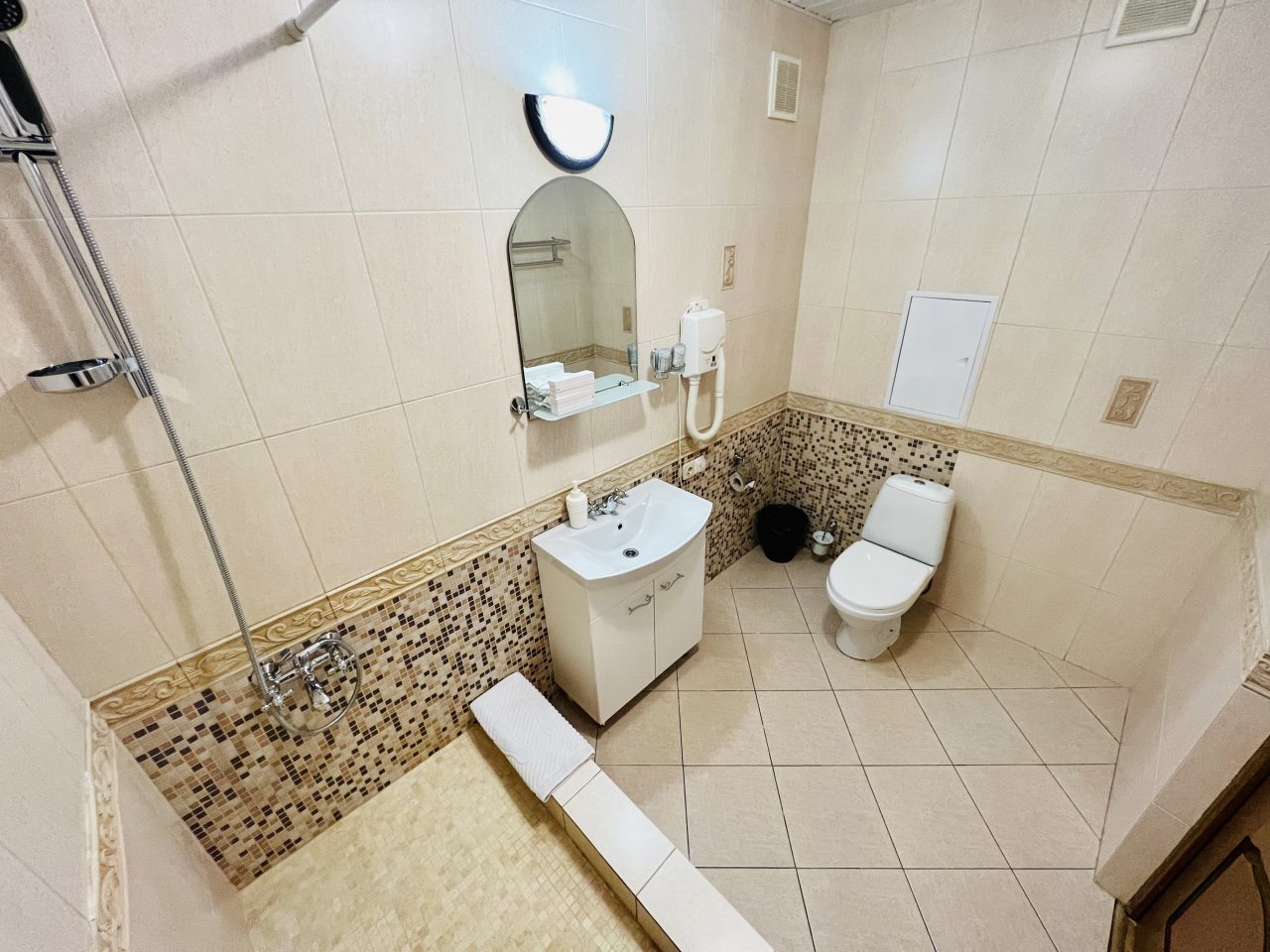 Семейный (Пятиместный с гостиной и 1-ой спальней), Гостевой дом Мон Плезир