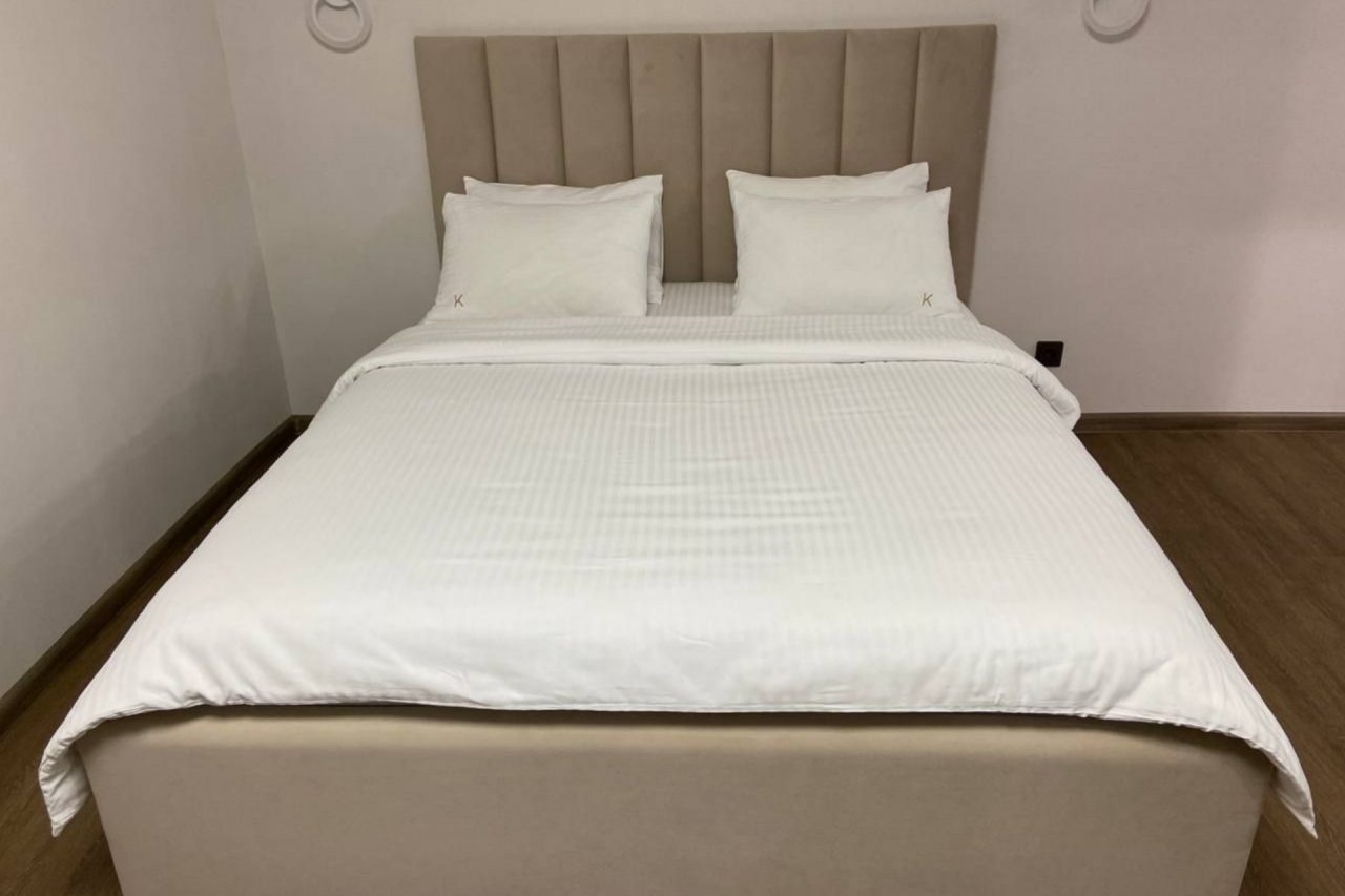 Большая двуспальная кровать с качественным постельным бельем