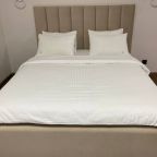 Большая двуспальная кровать с качественным постельным бельем