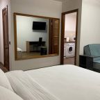 Полностью оборудованная отдельная кухня с посудой