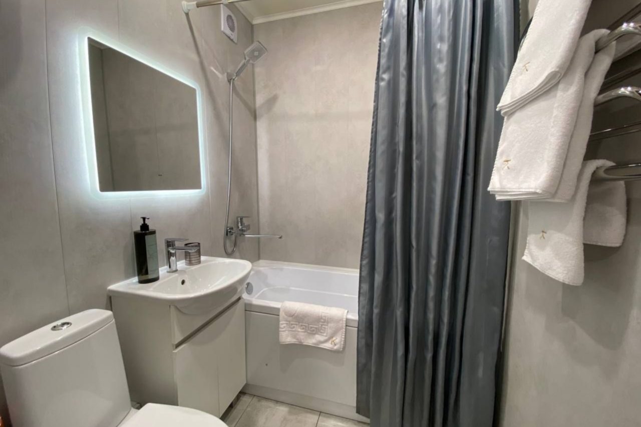 Полотенца махровые и гигиенические средства (гель, шампунь)