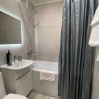 Полотенца махровые и гигиенические средства (гель, шампунь)