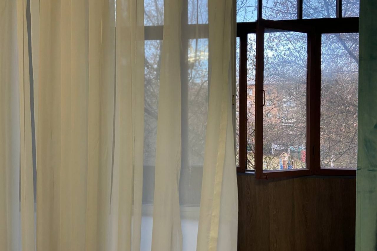 Остекленный балкон, окна выходят во двор