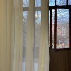 Остекленный балкон, окна выходят во двор