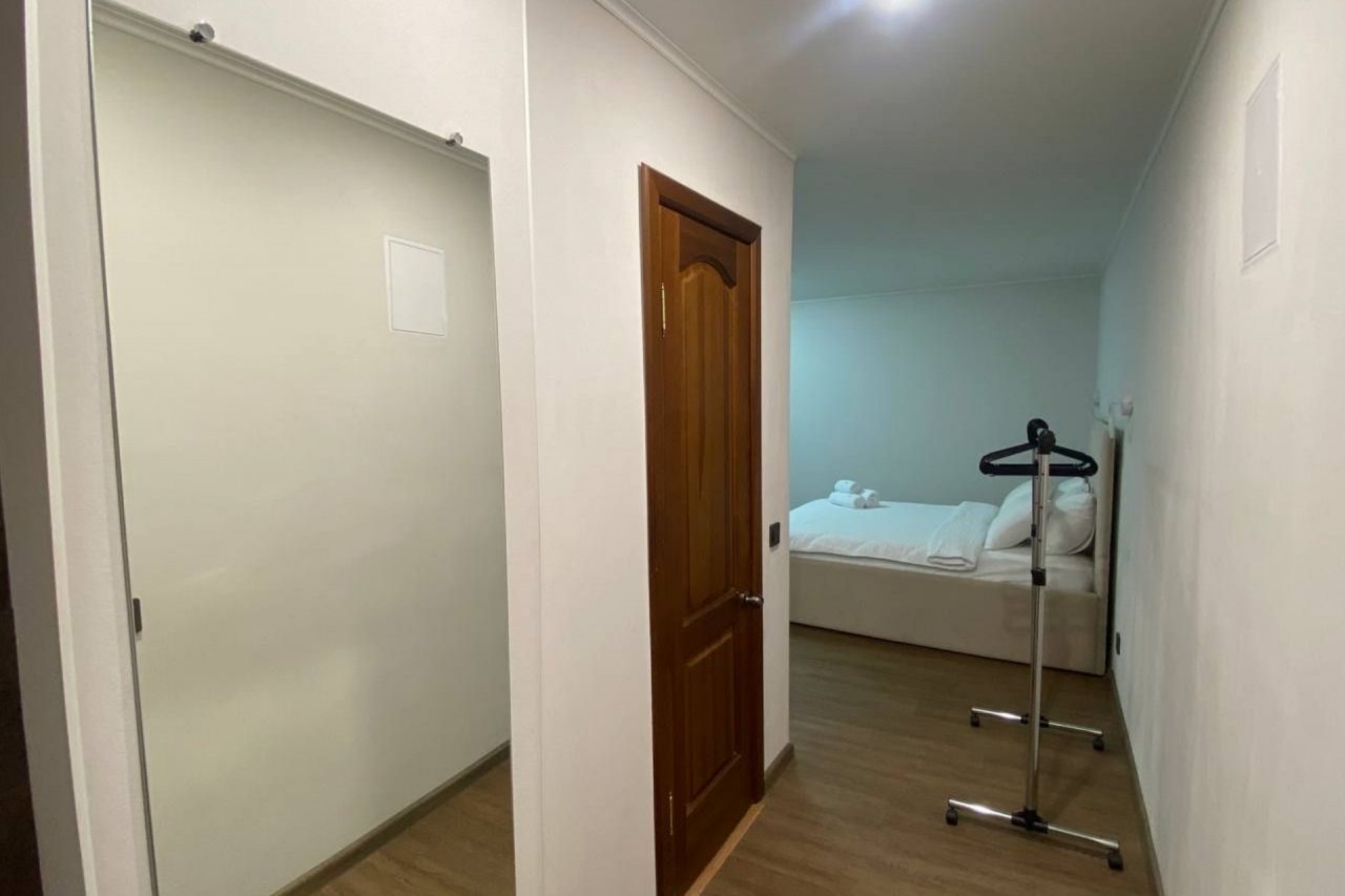 В коридоре вешалка и большое зеркало