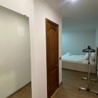 В коридоре вешалка и большое зеркало