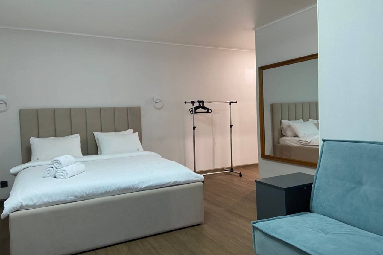 Большая двуспальная кровать с качественным матрасом.