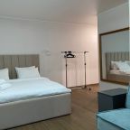 Большая двуспальная кровать с качественным матрасом.