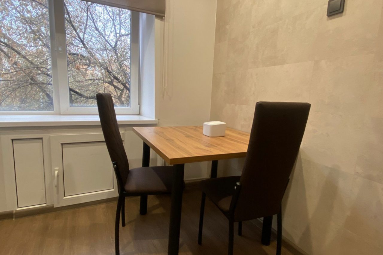 Посуда со столовыми приборами на 4 персоны.