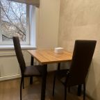 Посуда со столовыми приборами на 4 персоны.