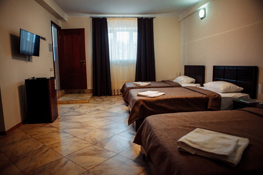 Трехместный (Стандарт Классический 3-местный (с тремя раздельными кроватями)) гостиницы Меридиан, Чехов