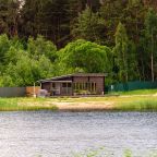 Расположение на берегу Псковского озера