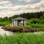 Расположение на берегу Псковского озера