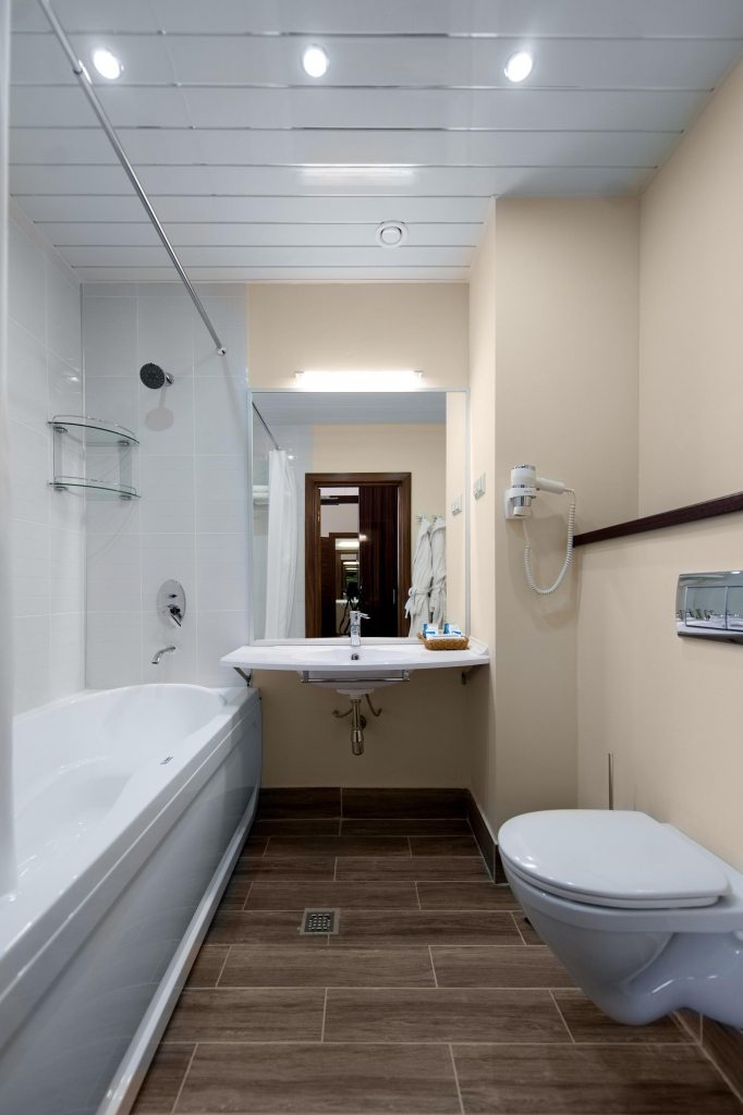 Ванная комната в номере гостиницы Арт-Волжский 4*, Волжский. Гостиница Арт-Волжский