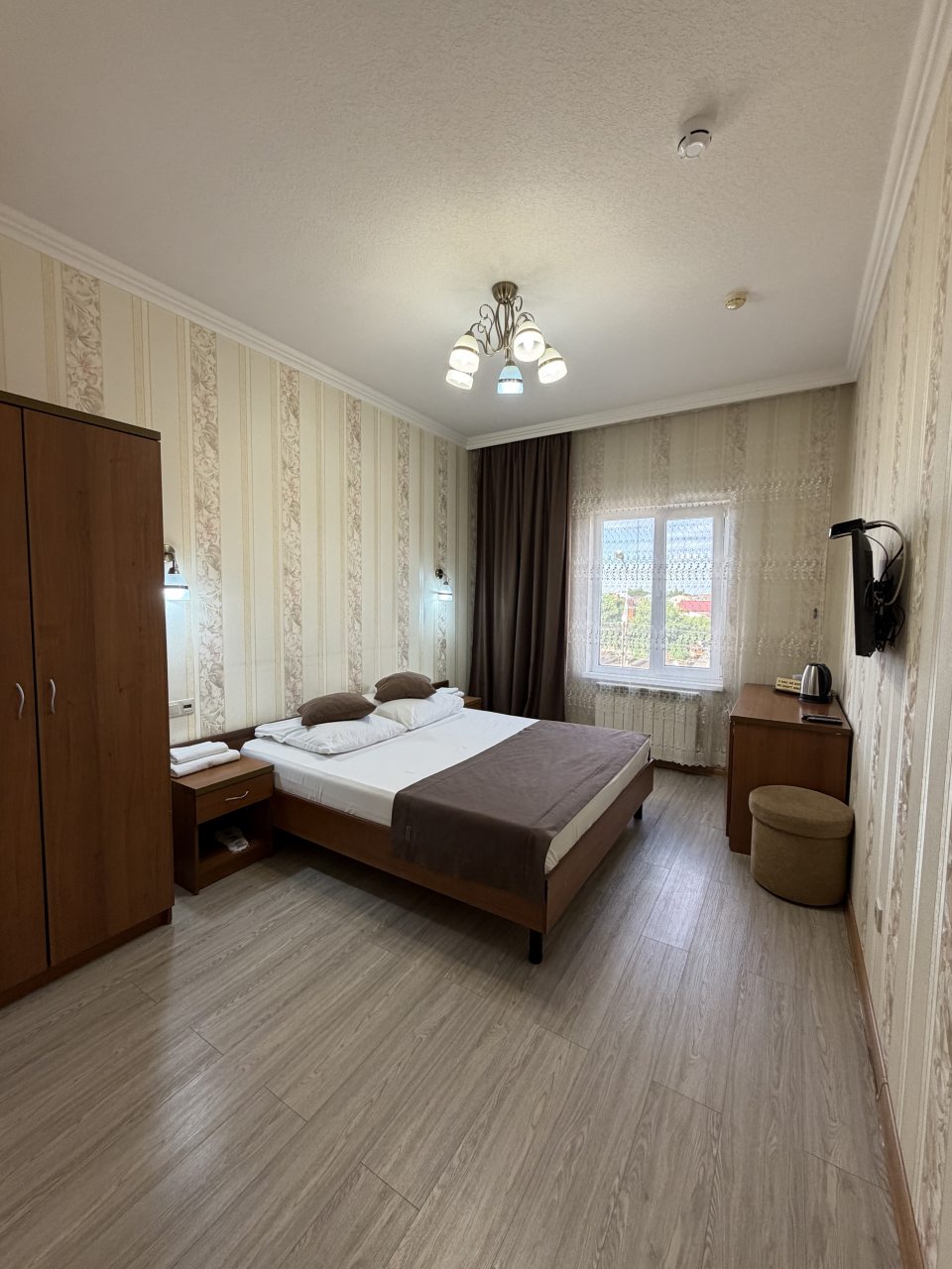 Полулюкс, Гостиница Джеордж