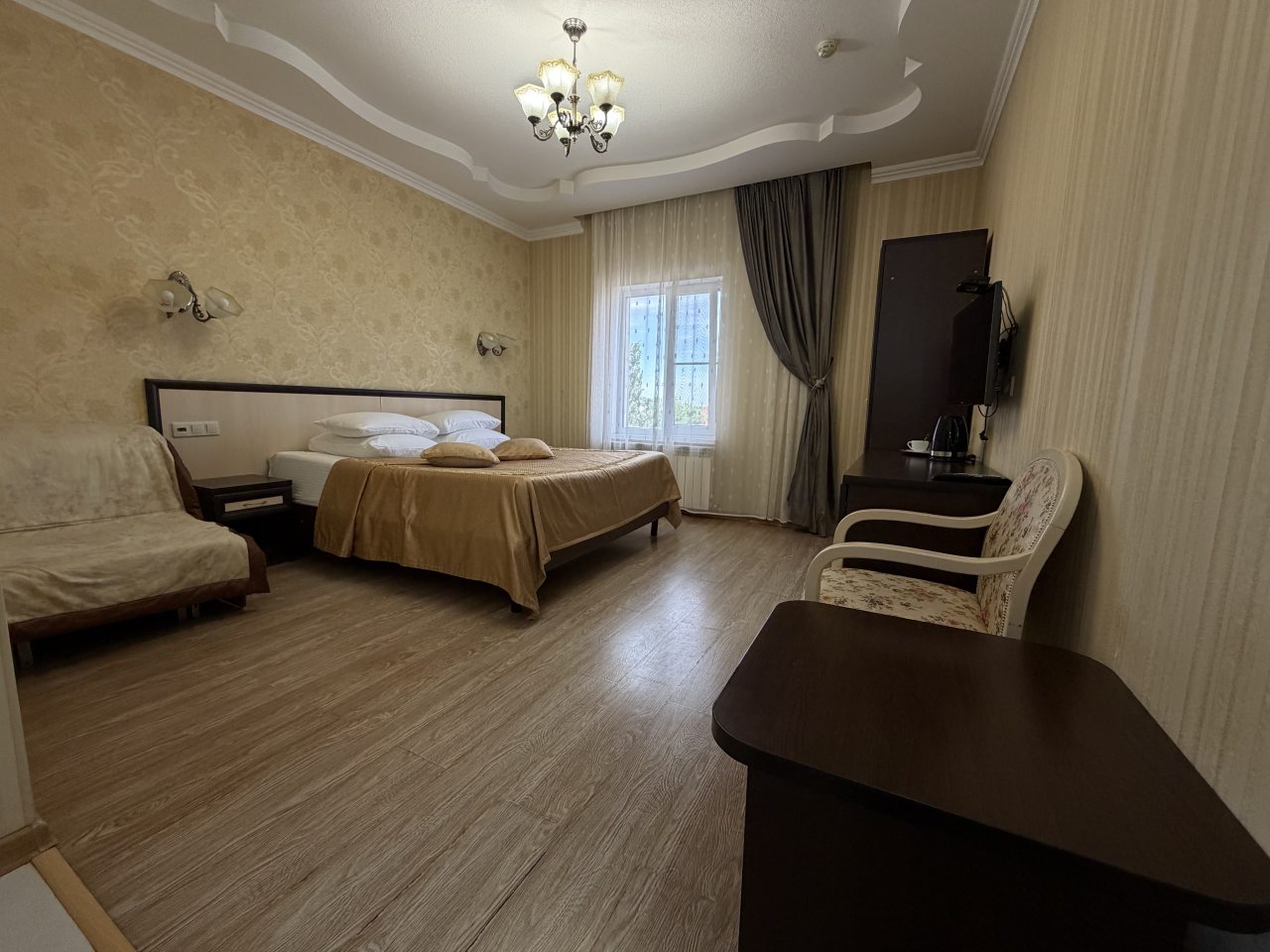 Полулюкс, Гостиница Джеордж