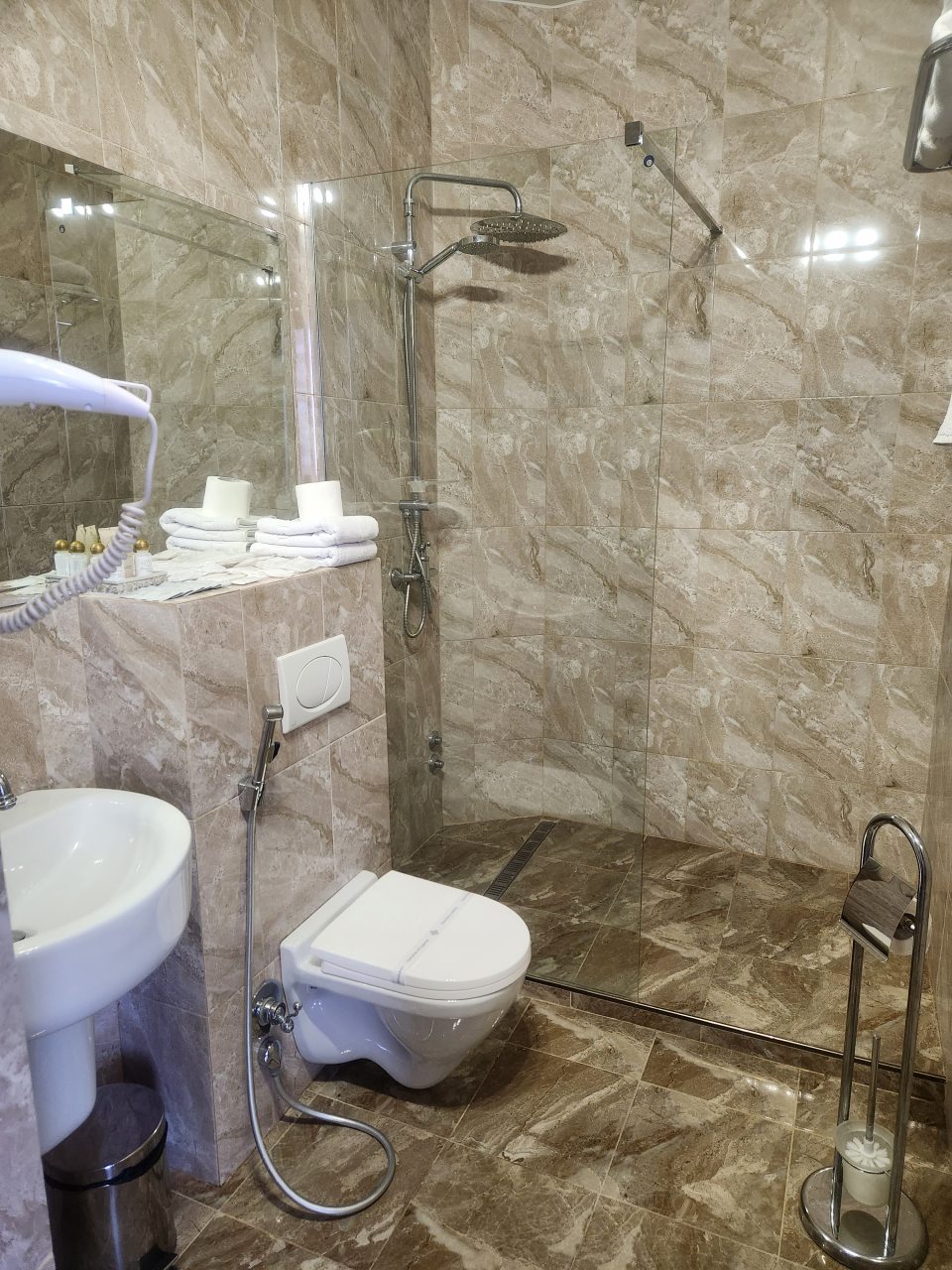 Люкс (ЛЮКС), Гостиница Кадгарон