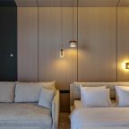 Мягкий диван в номере