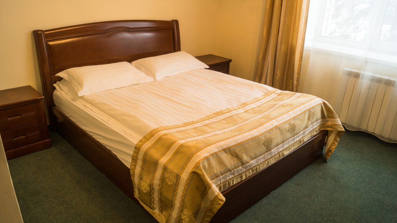 Двухместный (Стандарт с двуспальной кроватью) гостиницы Гринберг, Шерегеш