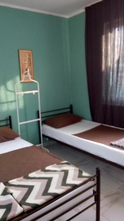 Двухместный (Двухместный номер с двуспальной кроватью и дополнительной кроватью) гостевого дома На Абазгаа 20, Гагра