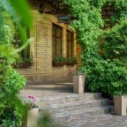 Сад, Отель Garden