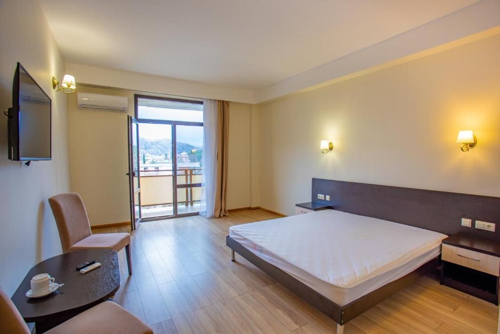 Двухместный (Двухместный номер с 1 кроватью или 2 отдельными кроватями и балконом) отеля Апсара, Пицунда