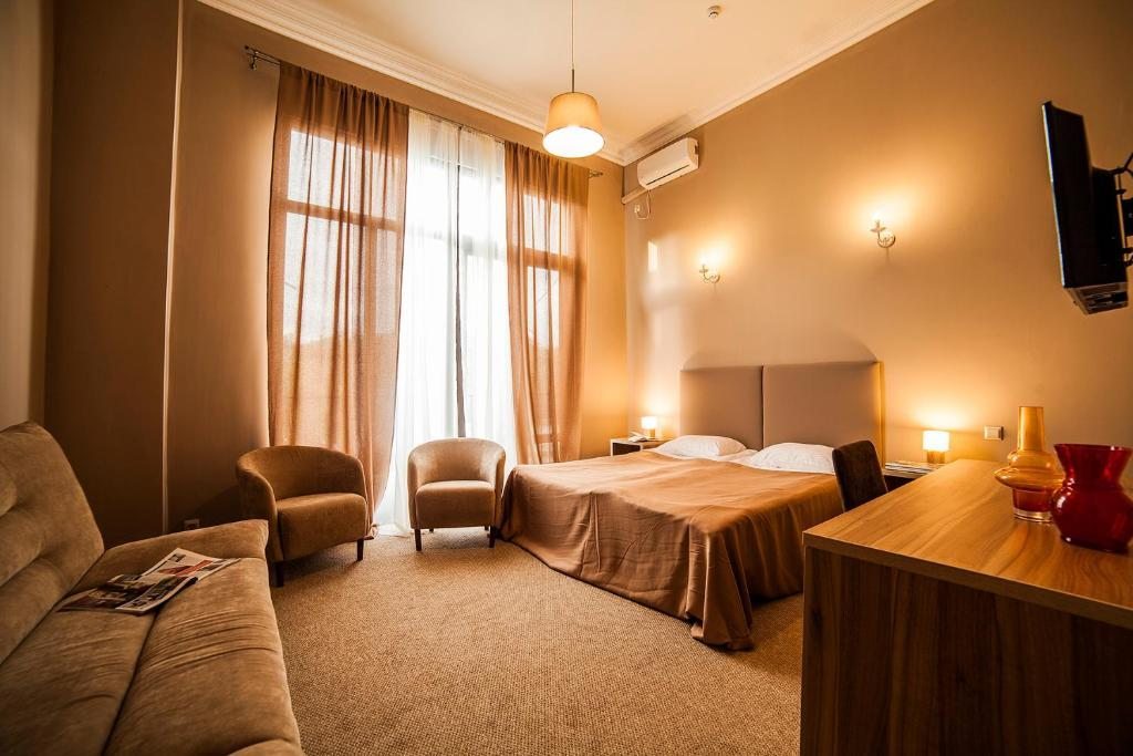 Двухместный (Двухместный номер с 1 кроватью или 2 отдельными кроватями и балконом) отеля Amra, Сухум