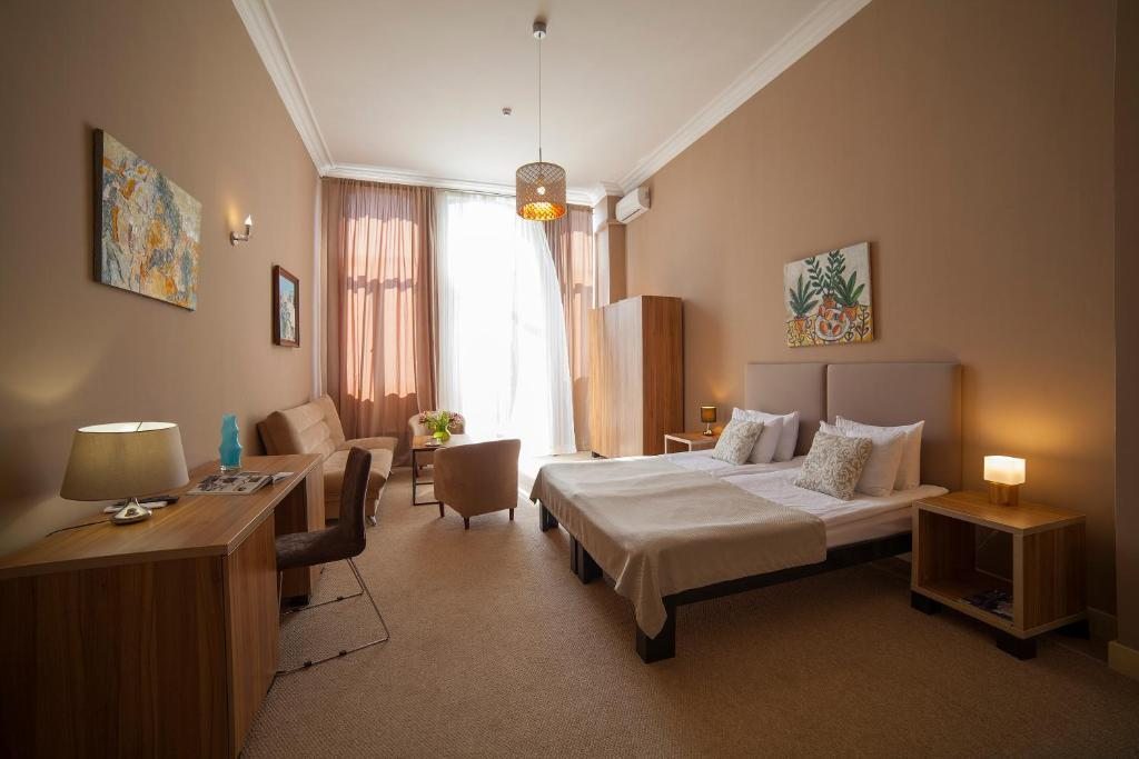 Двухместный (Двухместный номер Делюкс с 1 кроватью или 2 отдельными кроватями и балконом) отеля Amra, Сухум