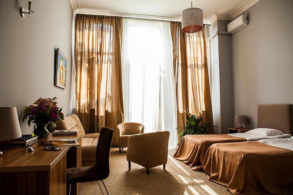 Двухместный (Двухместный номер Делюкс с 1 кроватью или 2 отдельными кроватями и балконом) отеля Amra, Сухум