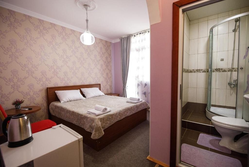 Двухместный (Двухместный номер с 1 кроватью и собственной ванной комнатой) гостевого дома Абхаз-Маяк, Сухум