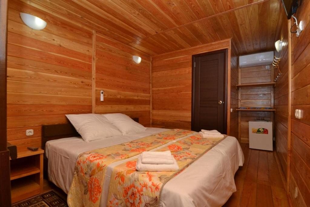 Двухместный (Двухместный номер Делюкс с 1 кроватью или 2 отдельными кроватями и балконом) гостевого дома Wooden, Сухум