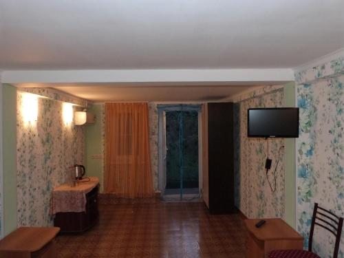 Двухместный (Двухместный номер с 2 отдельными кроватями и видом на сад) мини-отеля Гулрыпшленд, Сухум