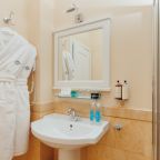 Двухместный (Комфорт видовой с балконом c 1 двуспальной или 2 отдельными кроватями), Бутик-Отель Оникс