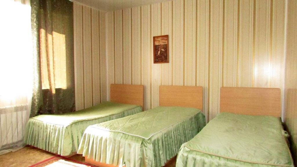 Семейный (Cемейный номер с собственной ванной комнатой) отеля Стандарт, Владикавказ