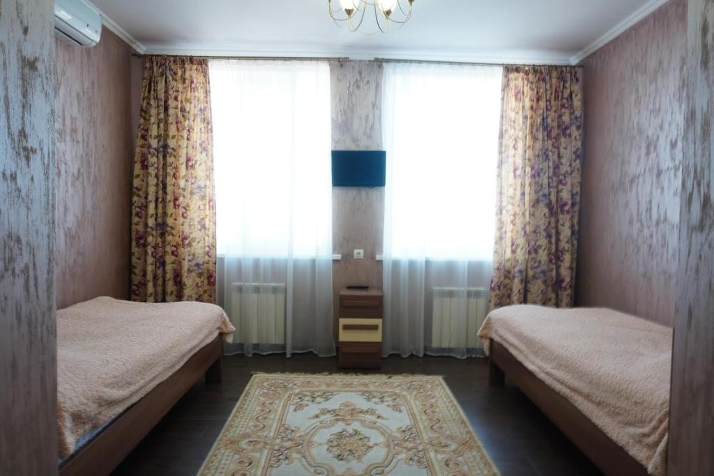 Четырехместный (Стандартный четырехместный номер) отеля Лазурное, Суровикино