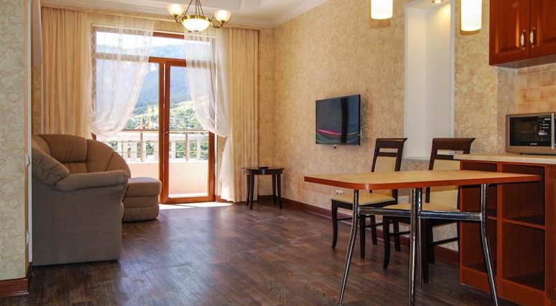 Апартаменты с двумя спальнями: гостиная и кухня. Мини-отель Yalta Flat